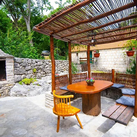 Traditional Juta For 8 People Villa *