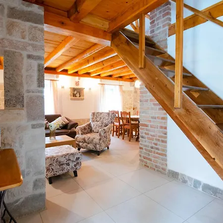 Traditional Juta For 8 People Villa